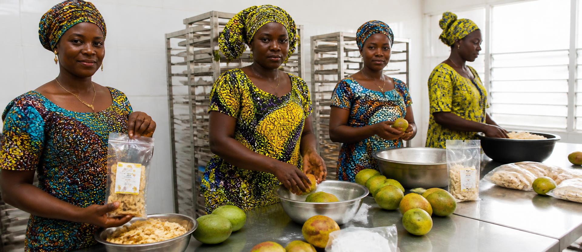 Cheikha, Aminata, Fatou et Rokia conditionnent des mangues séchées dans la cellule de Zuénoula